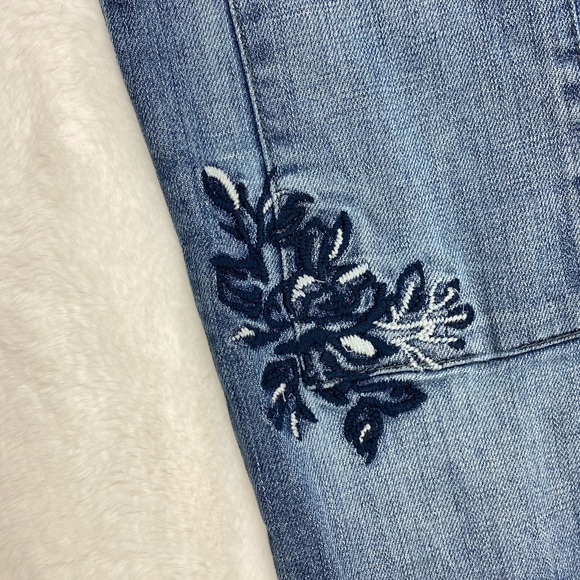 Eddie Bauer Womens Jeans Size 4 Relaxed Boyfriend Embroidered Patch Low Rise - Picture 2 of 5